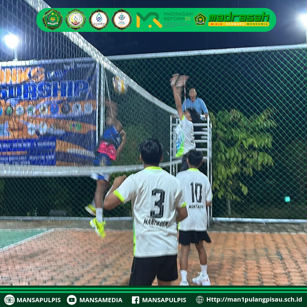 SMKN 1 PULANG PISAU (B) DAN MAN 1 PULANG PISAU BERADU DI LAPANGAN VOLY
