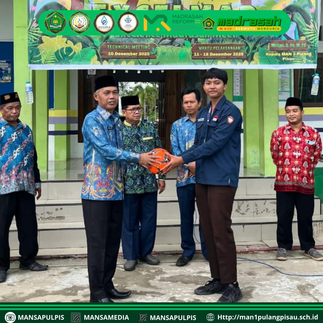SEMANGAT OLAHRAGA BERKOBAR!!! KEPALA MAN 1 PULANG PISAU RESMI BUKA CLASSMEETING DENGAN PENYERAHAN  DAN TENDANGAN BOLA SIMBOLIS